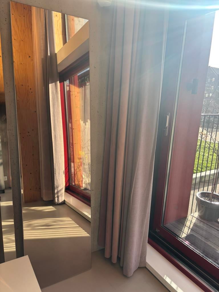 Grote design spiegel op houten frame – modern & strak, Huis en Inrichting, Woonaccessoires | Spiegels, Ophalen, 200 cm of meer