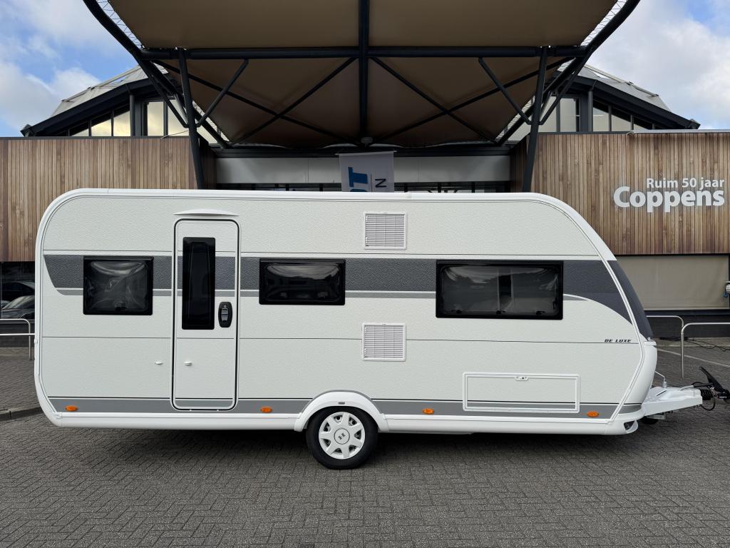 Hobby De Luxe 495 UL BLACKLINE ACTIE 2026 MOVER THULE LUIFEL, Caravans en Kamperen, Caravans, Rondzit, Hobby, Bedrijf, 5 tot 6 meter