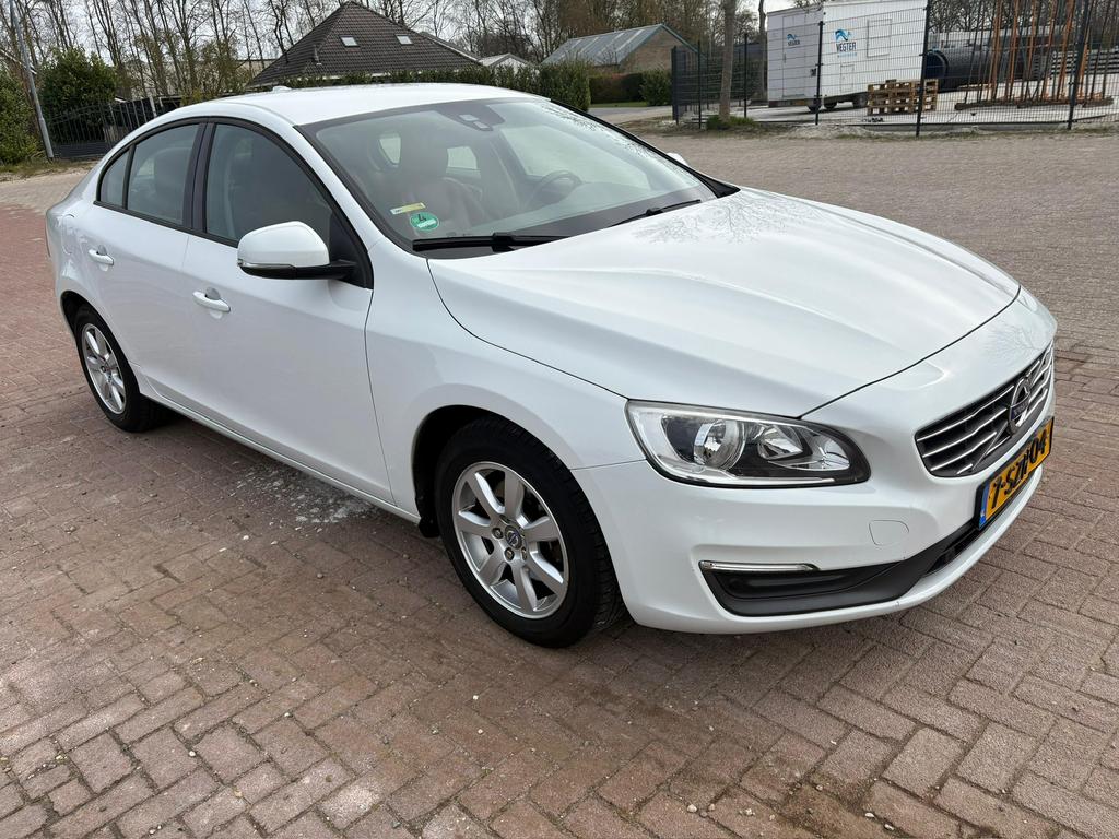 Volvo S60 1.6 T3 2014 Wit, Auto's, Volvo, Voorwielaandrijving, 4 cilinders, S60, Handgeschakeld