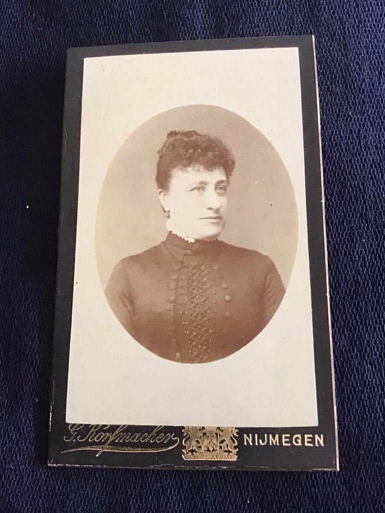 CDV, Vrouw, G. KORFMACHER, NIJMEGEN, Carte de Visite, Ophalen of Verzenden, Voor 1940, Gebruikt, Foto