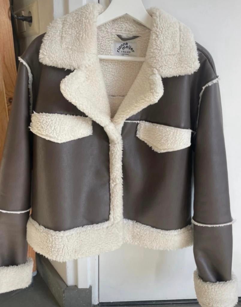 NA-KD Rianne Meijer PU pilotenjas maat 38 bruin teddy, Kleding | Heren, Bruin, ., Ophalen of Verzenden, Zo goed als nieuw