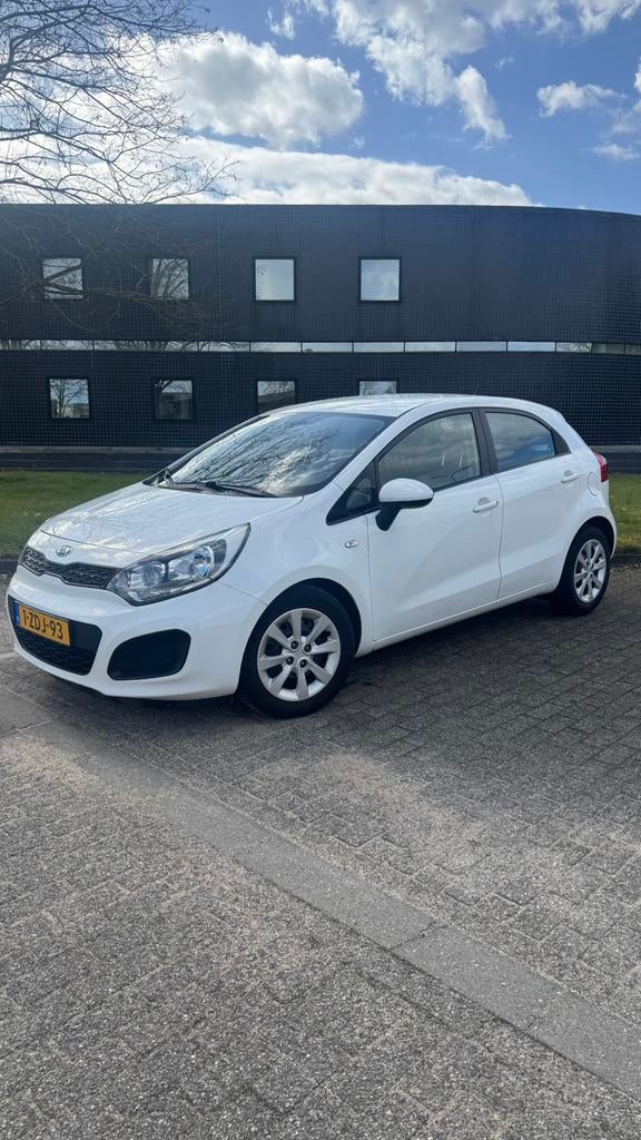 Kia Rio 1.2 I 5DRS 2014 Wit, 1027 kg, 40 €/maand, Zwart, 4 cilinders