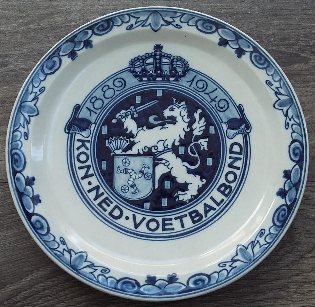 Jaar 1949 Wandbord Makkum Jubileum Voetbalbond 60 jaar, Ophalen of Verzenden