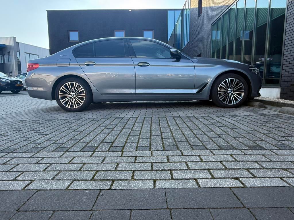 BMW 5-Serie 530e Luxe hybride. 184pk Aut. 2018 Zilver, 1998 cc, Achterwielaandrijving, Euro 6, Leder en Stof