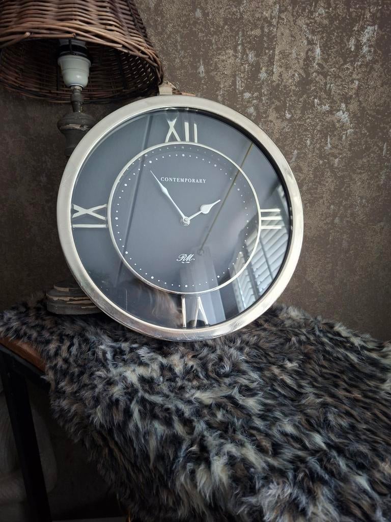 Riviera Maison Klok Zilverkleurig met Zwart - Wandklok, Huis en Inrichting, Woonaccessoires | Klokken, Ophalen, Gebruikt, Analoog