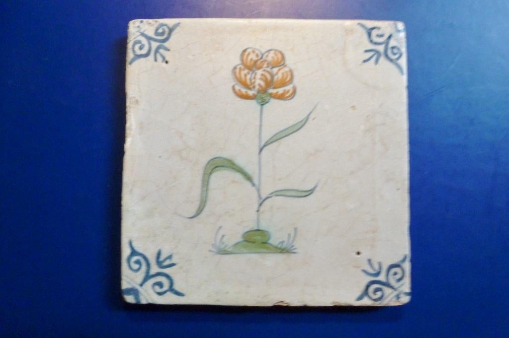 Zeer mooie 17e eeuwse polichrome BLOEM tegel!, Ophalen of Verzenden