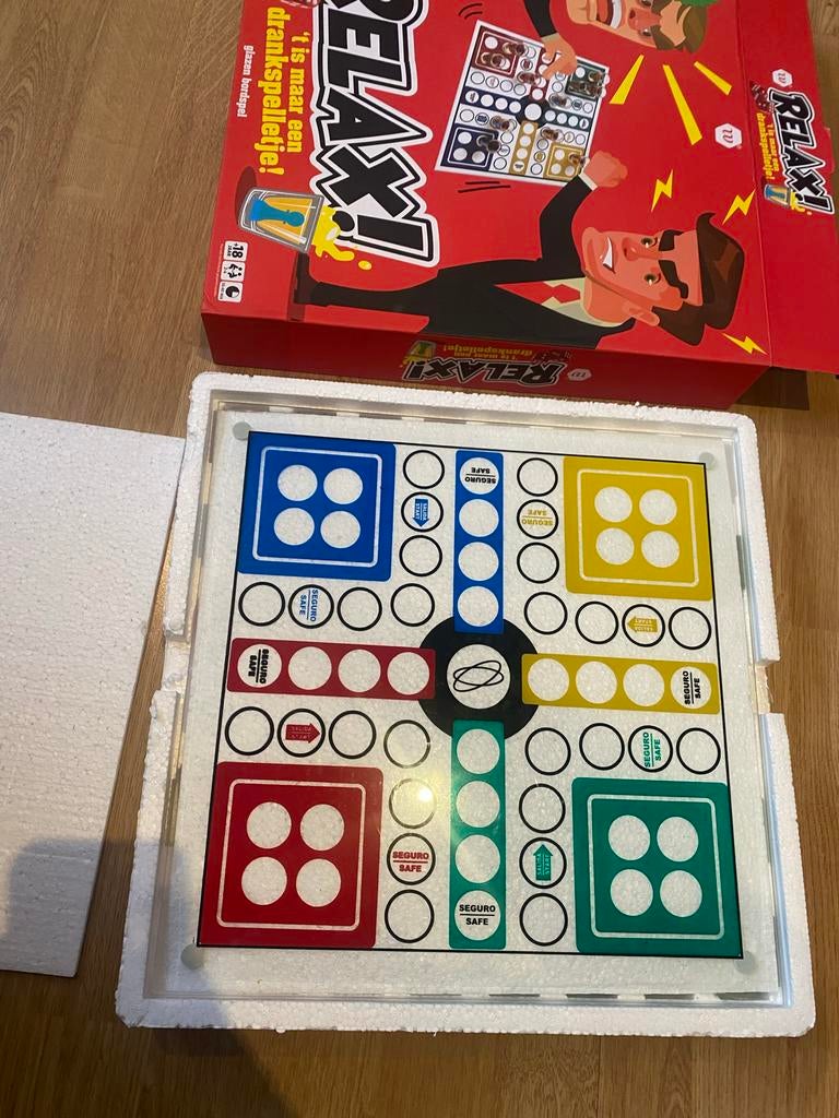 Relax dobbelspel drankspel met shotglazen mens erger je niet, Drie of vier spelers, Ophalen of Verzenden, Zo goed als nieuw