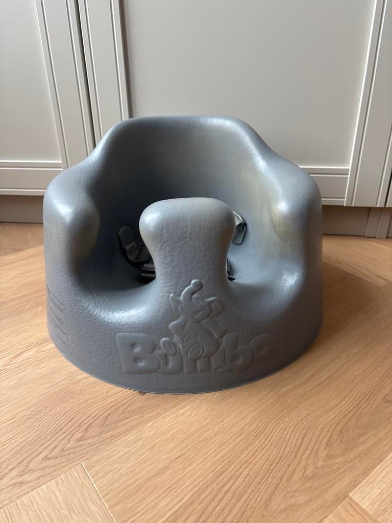 Bumbo vloerstoel grijs met tuigje, Ophalen, Gebruikt, Overige typen, Gordel(s)