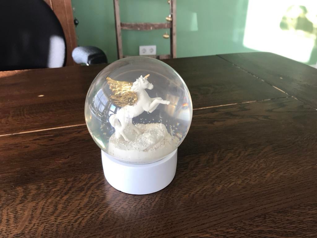 Nieuwe sneeuwbol met paard - 15 cm hoog,doorsnede bol 12 cm, Ophalen, Nieuw