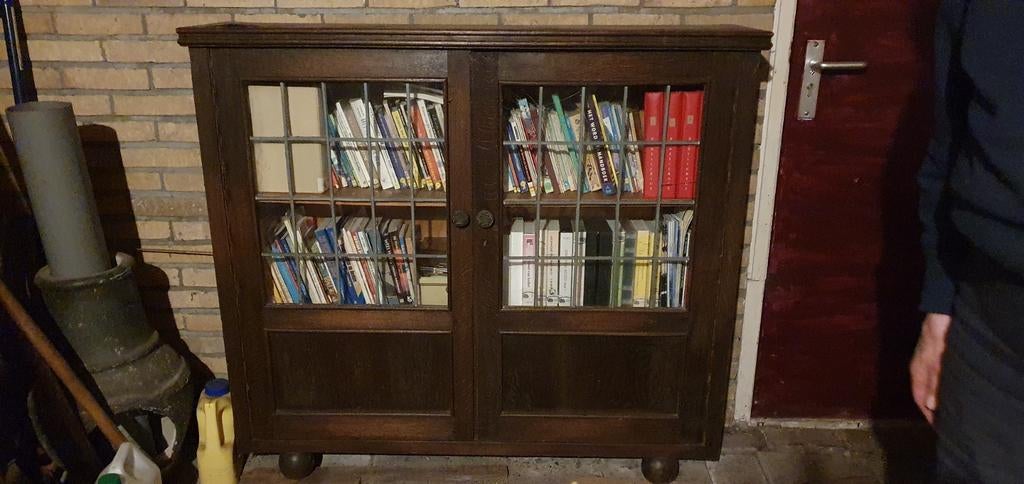 Antiek vitrinekastje met glas in lood deurtjes, Ophalen