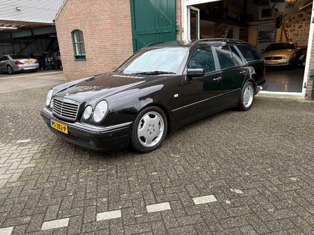 Mercedes-Benz E55 AMG Combi AUT 2001 Zwart, Auto's, Mercedes-Benz, Achterwielaandrijving, Zwart, Dealer onderhouden, 93 €/maand