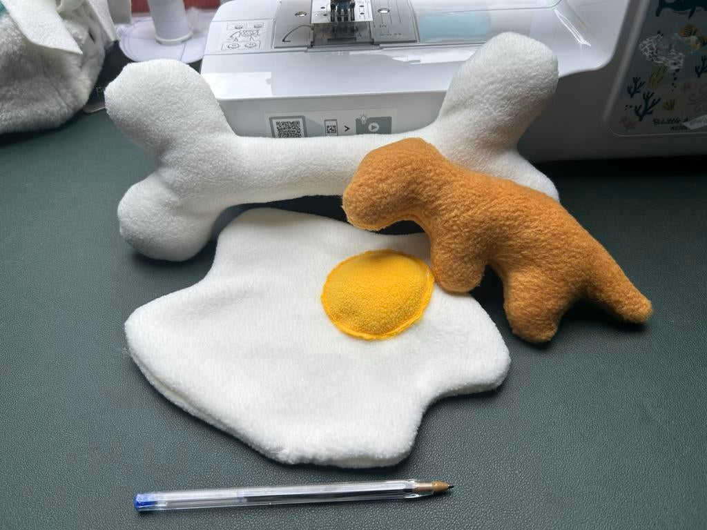 Fursuit Prop Bundel - Handgemaakt Ei, Bot & Dino Nugget, Ophalen of Verzenden, Nieuw, Knutselwerk
