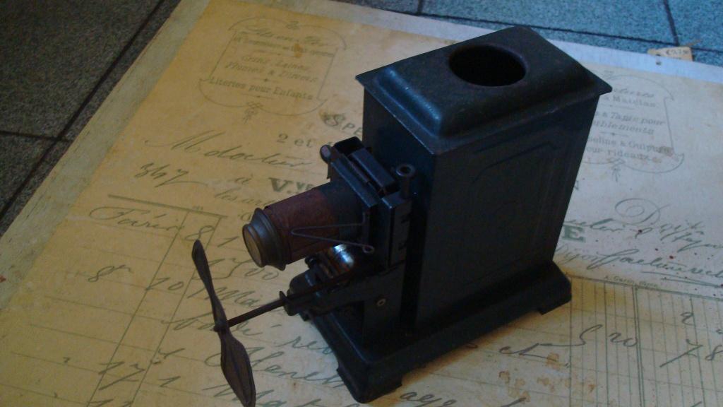 projector toverlantaarn heel oud, Verzamelen, Fotografica en Filmapparatuur, Ophalen of Verzenden, 1940 tot 1960, Projector