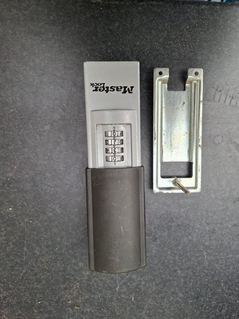 Master Lock codekastje, Ophalen