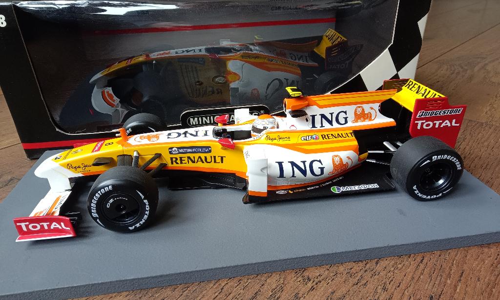 Minichamps Renault F1 Team R29 No.8 2009 F1 1/18, Ophalen of Verzenden, Zo goed als nieuw, Auto, MiniChamps