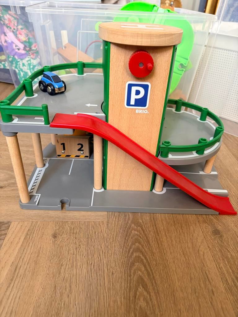 Brio parkeergarage met treinbaan, treintjes en autootjes, Ophalen, Gebruikt, Jongen of Meisje