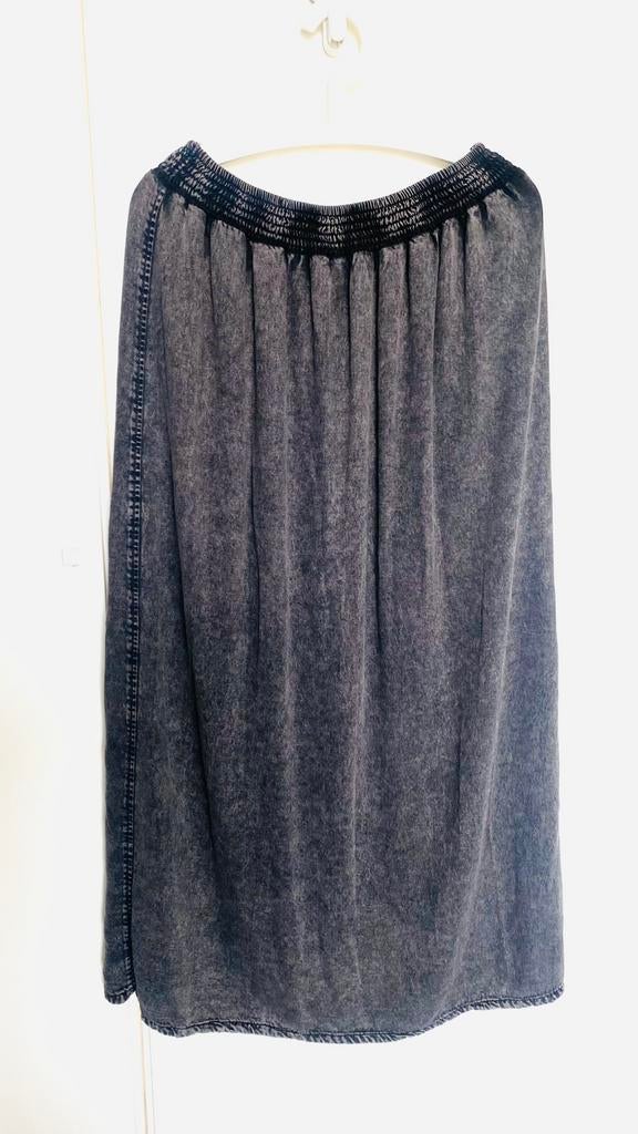 Sjieke donkergrijze ONLY rok /split ,elastische  tailleband, Maat 38/40 (M), Ophalen of Verzenden, Zo goed als nieuw, Grijs