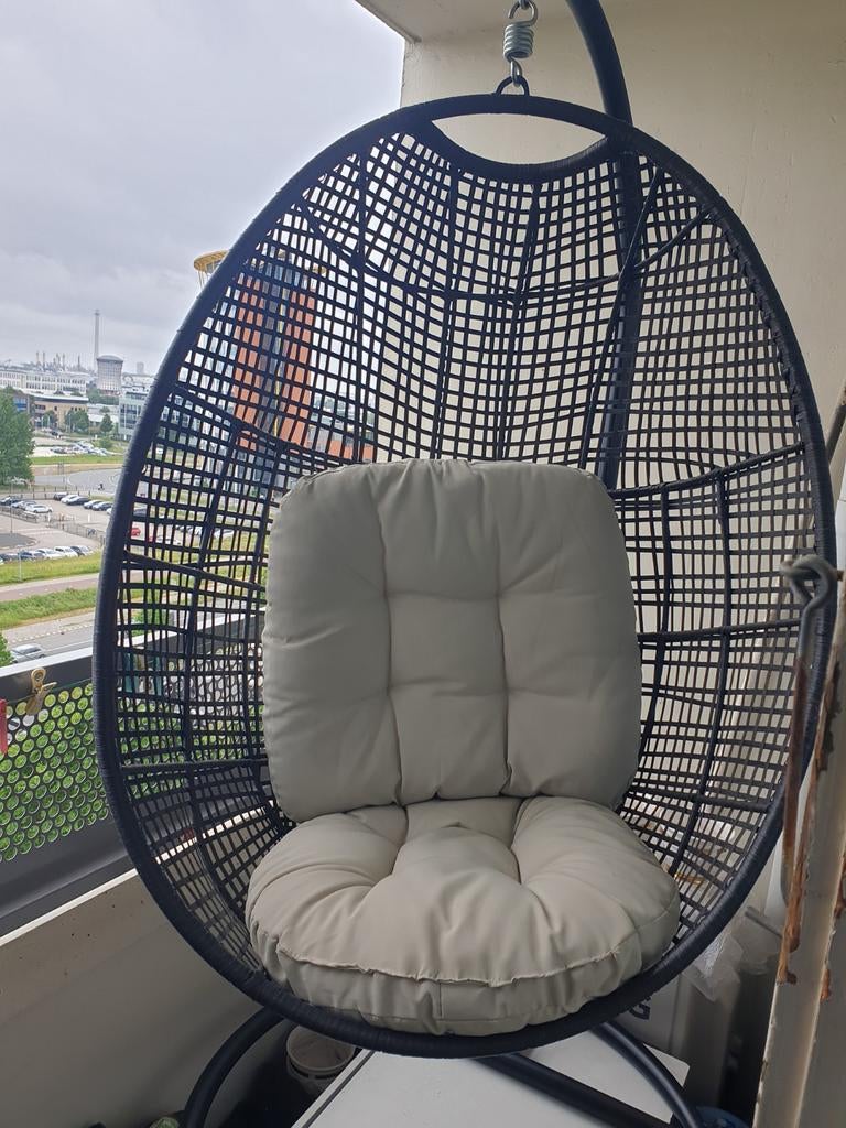 Comfortabele Egg Chair (Hangstoel) met Kussen, Huis en Inrichting, Modern, Comfortabel, Gebruikt, Zwart, Ophalen of Verzenden