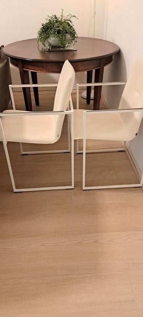 Design stoelen van het dure merk Arco. Kleur gebroken wit., Huis en Inrichting, Ophalen, Twee, Wit, Zo goed als nieuw