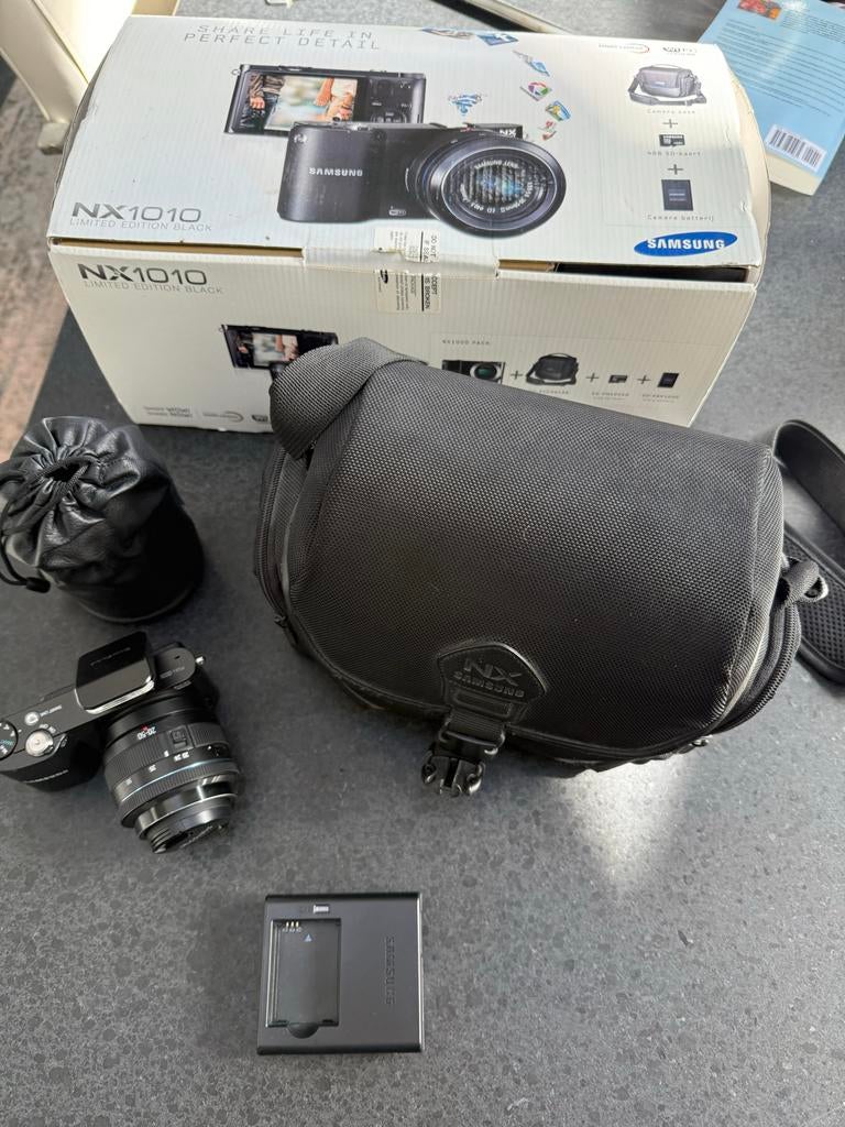 Samsung NX1010 limited edition black met 2 lenzen, Audio, Tv en Foto, Fotocamera's Digitaal, Ophalen of Verzenden, Zo goed als nieuw