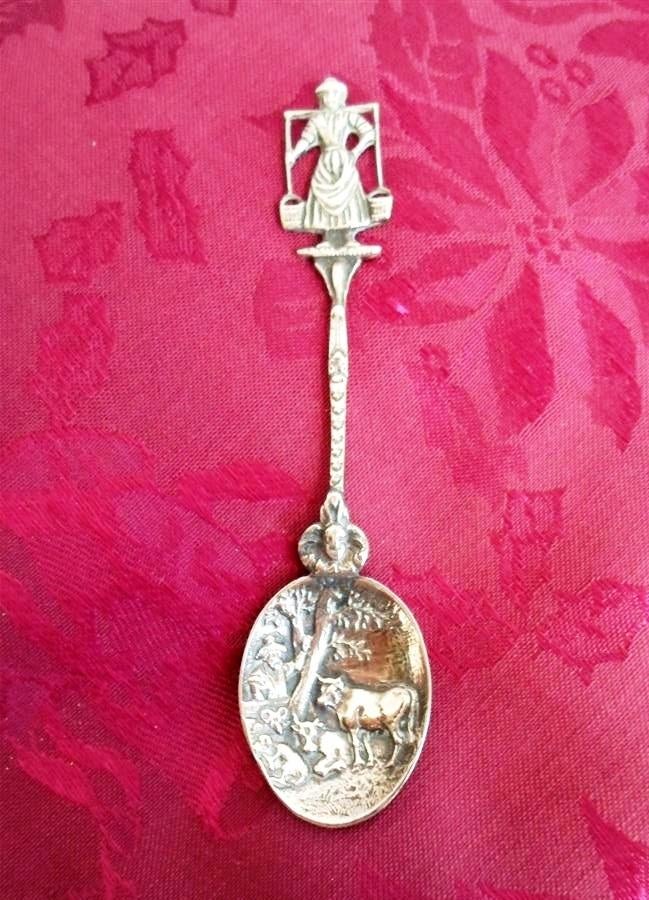 Suikerlepel Boerin met juk en Stier van Potter., Ophalen of Verzenden, Zo goed als nieuw, Metaal, Bestek