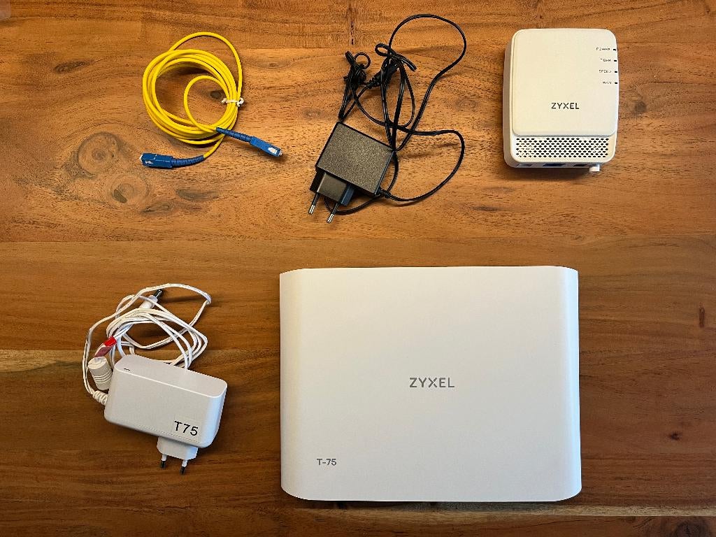 Zyxel T75 modem en FMG3005-R20A Fiber Bridge, Ophalen of Verzenden, Gebruikt, Router met modem, Zyxel, t56, t75, t54, wx5600, odido