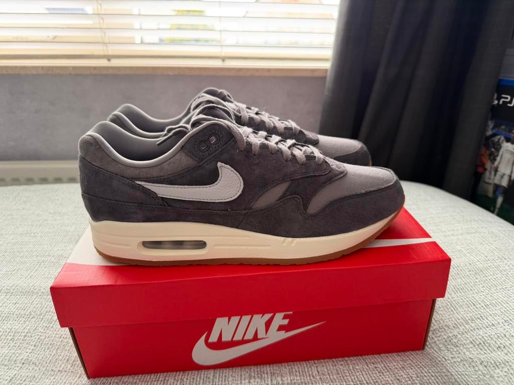 Nike air max 1 soft grey (maat 45), Kleding | Heren, Schoenen, Zwart, Nieuw, Ophalen of Verzenden, Sneakers of Gympen