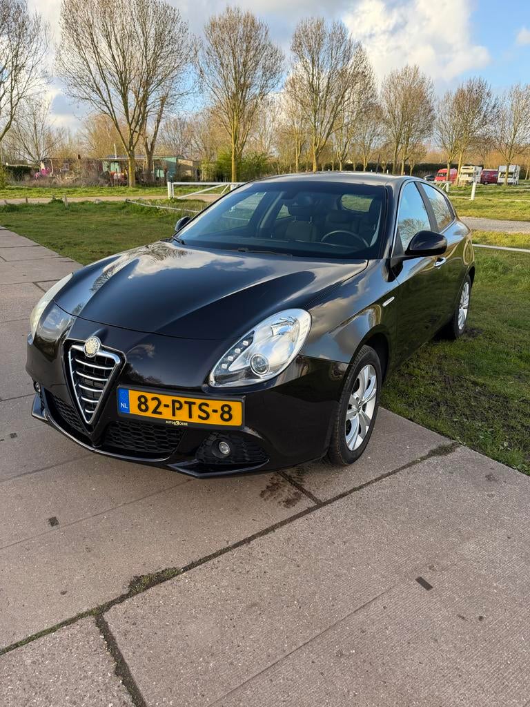 Alfa Romeo Giulietta - 97.600km - 1.4 Turbo 2011 Zwart, Auto's, Alfa Romeo, Voorwielaandrijving, 4 cilinders, Zwart, Origineel Nederlands
