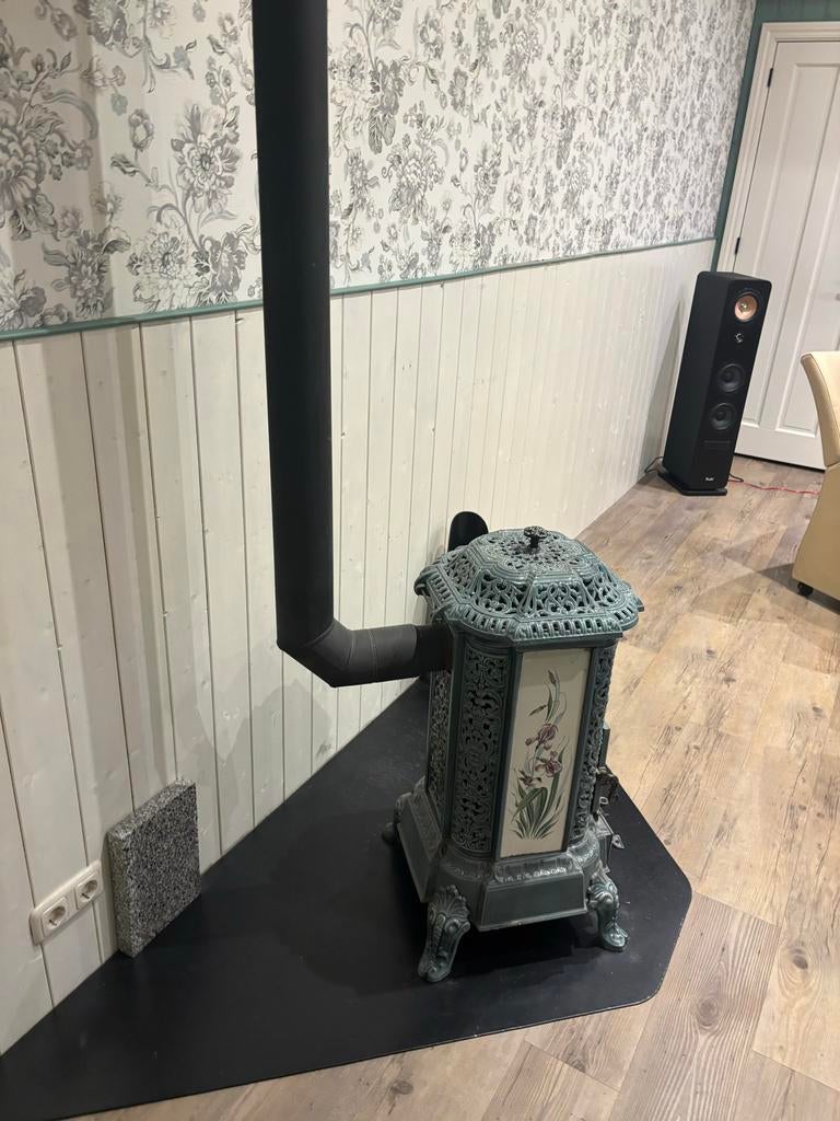 Antieke Franse gietijzeren kolenkachel Fonderies Souglan, Gebruikt, Overige brandstoffen, Ophalen of Verzenden, Vrijstaand