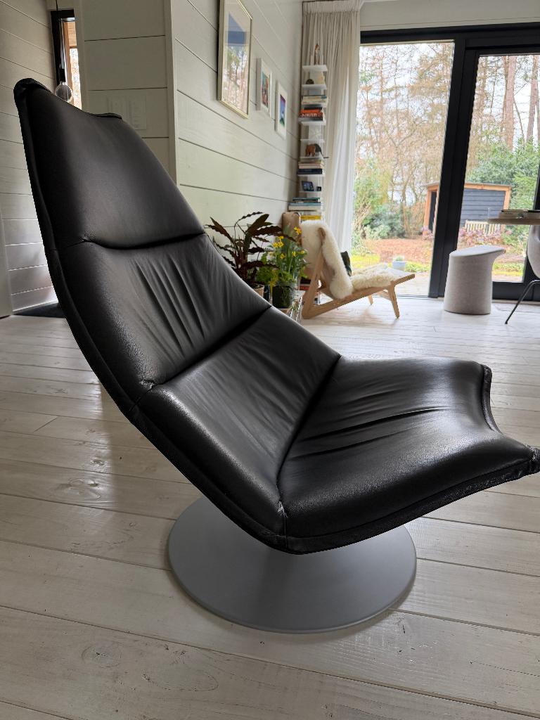 Artifort fauteuil F585 in zwart Ox leer, Ophalen, 100 tot 125 cm, Design, Leer