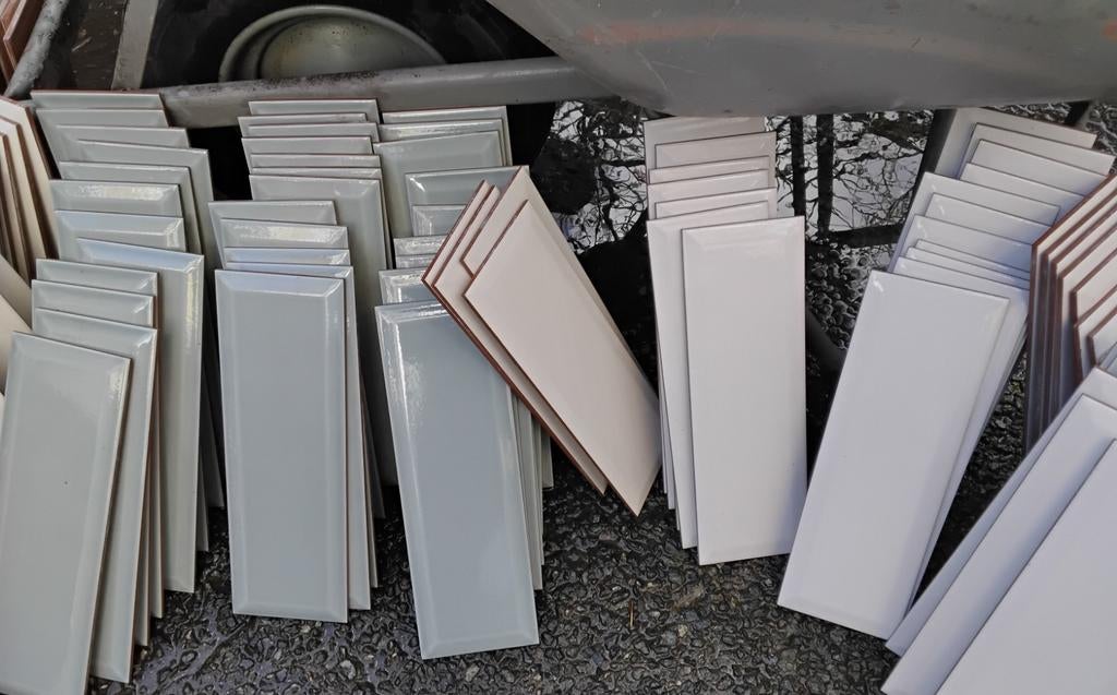 Metrotegels 30x10 cm,3 vierkantemeter wit , grijsblauw, 1 m², Doe-het-zelf en Verbouw, Tegels, Ophalen, Nieuw, Minder dan 5 m²