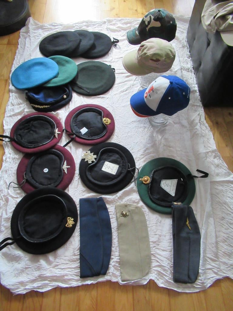 Baretten Militaria met en zonder embleem, Verzamelen, Ophalen of Verzenden, Landmacht, Nederland, Embleem of Badge