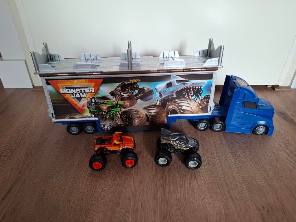 MonsterJam Hauler met 2 monster trucks., Ophalen, Zo goed als nieuw