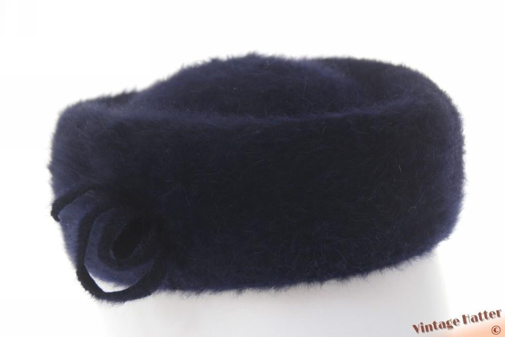 Vintage Dames pillbox cocktailhoed donker blauw angora 56, Ophalen of Verzenden, Gedragen, 56 of 57 cm (M, 7 of 7⅛ inch), Hoed