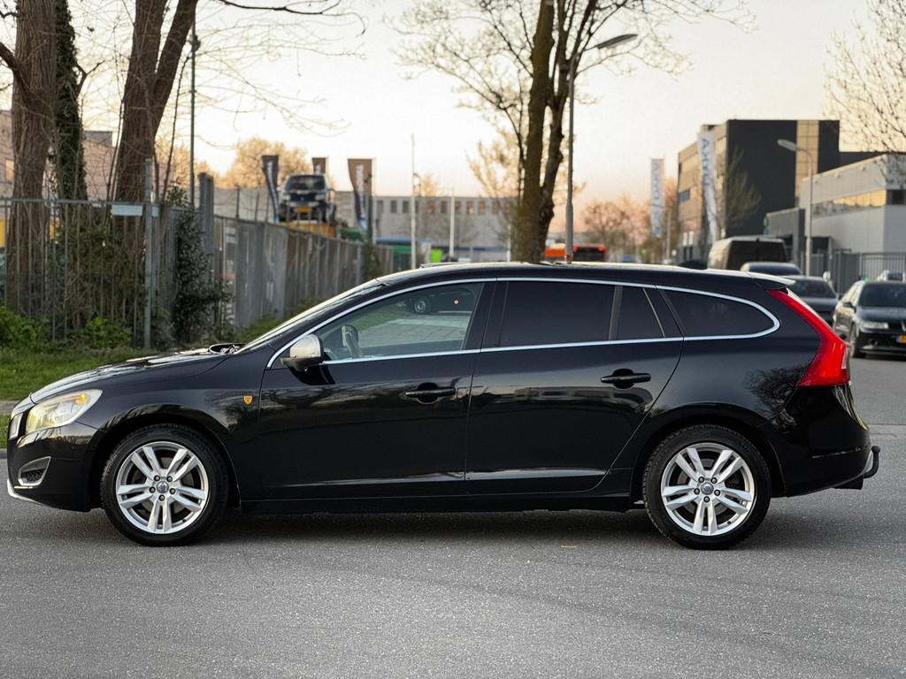 Volvo V60 1.6 T3 Summum|XENON|6BAK|NAVI|MEMORIE|150PK, Gebruikt, 4 cilinders, 150 pk, Zwart