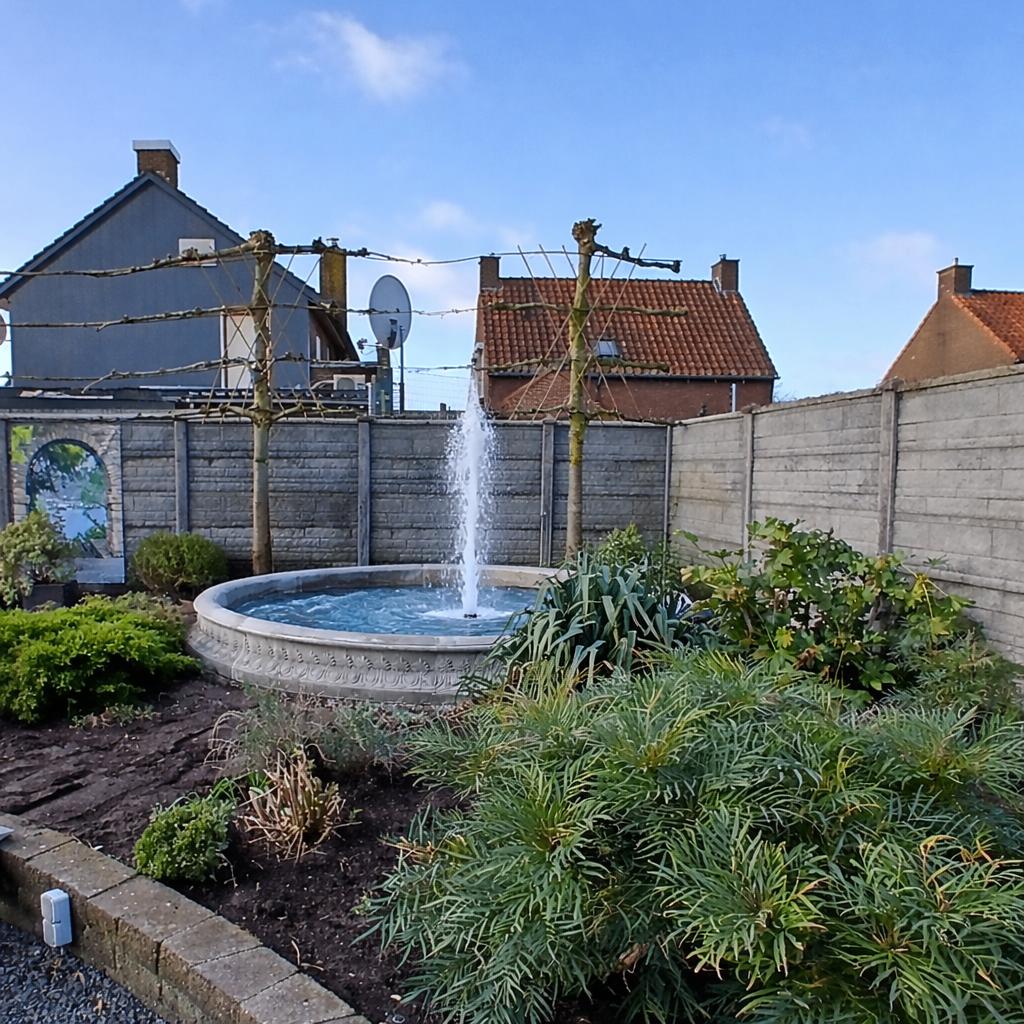 Fontein rand met waterfontein, Ophalen, Nieuw, Beton, Fontein