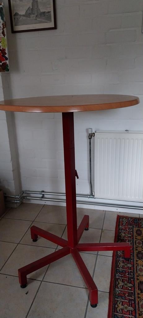 Stevige statafel met metalen onderstel, Ophalen