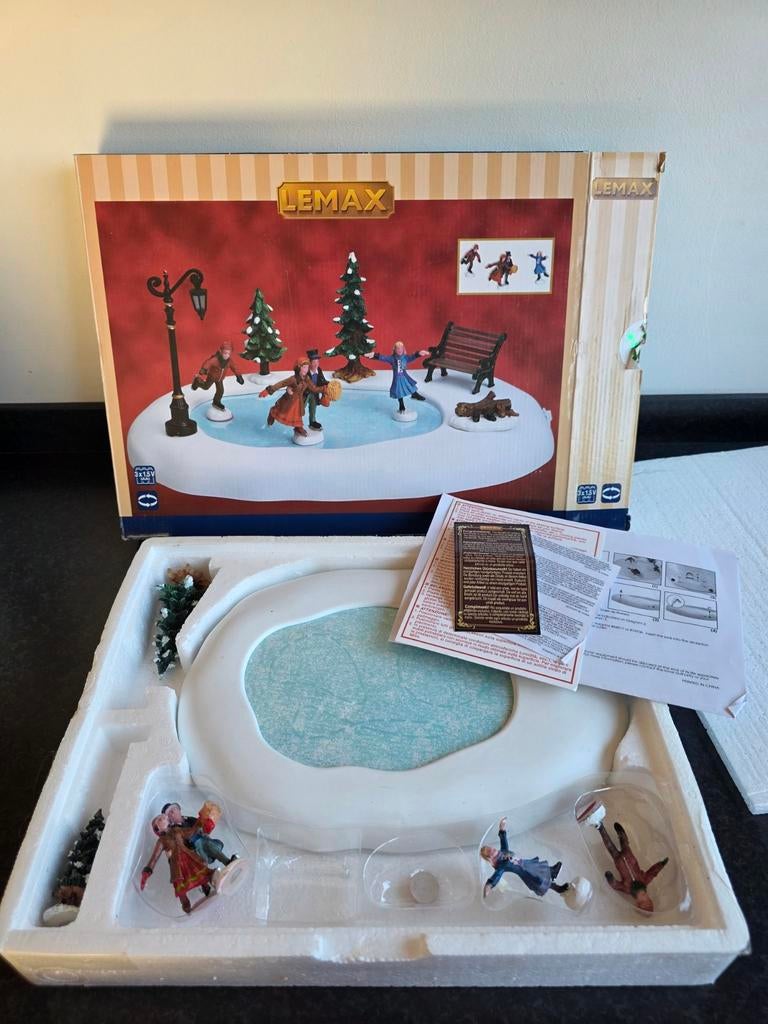 Lemax Opknappertje! schaatsbaan carnival kerstdorp, Diversen, Kerst, Ophalen of Verzenden, Gebruikt