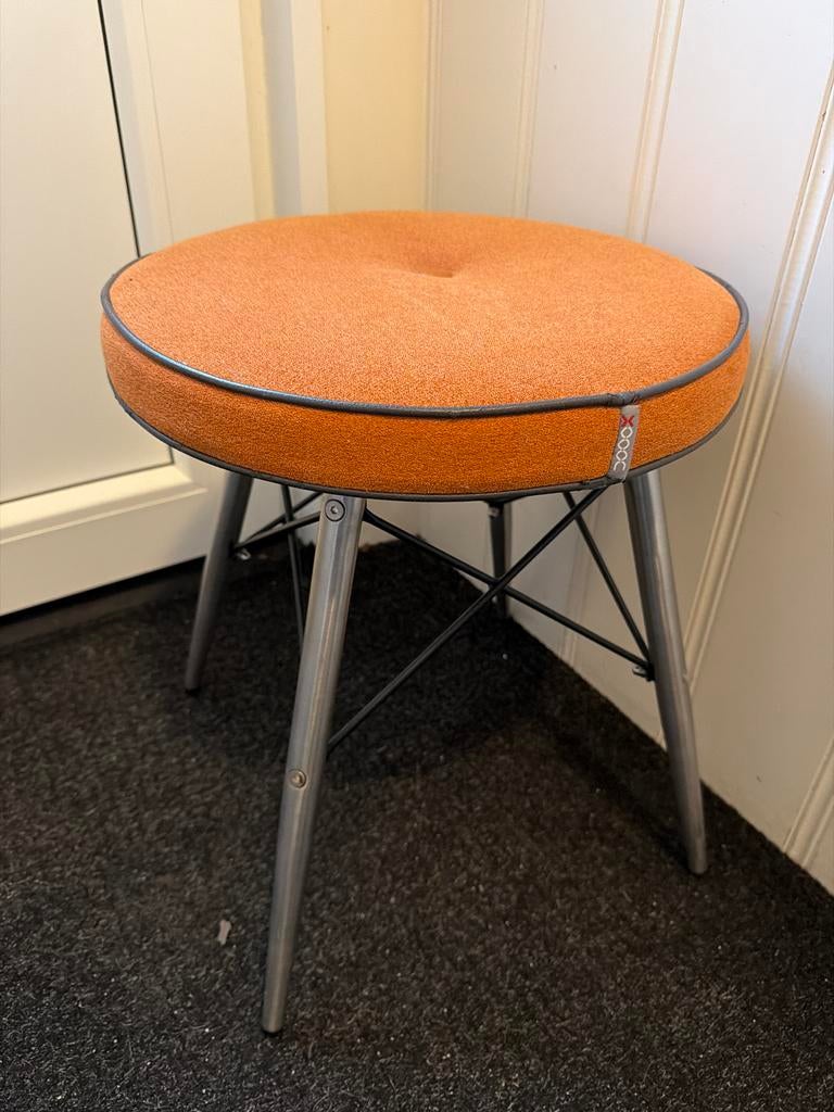 Stijlvol Xooon krukje met oranje zitting, Ophalen, Gebruikt, Overige materialen