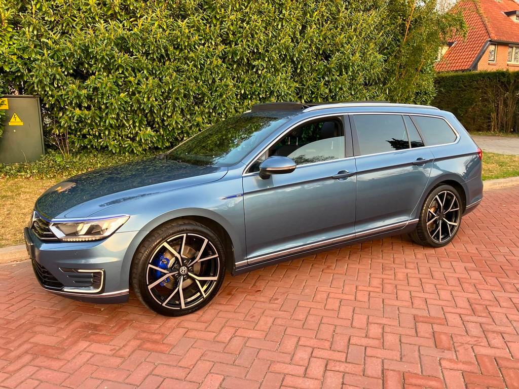 Volkswagen Passat Variant 1.4 TSI GTE panorama dak alcantara, Gebruikt, Blauw, Hybride Elektrisch/Benzine, 1600 kg