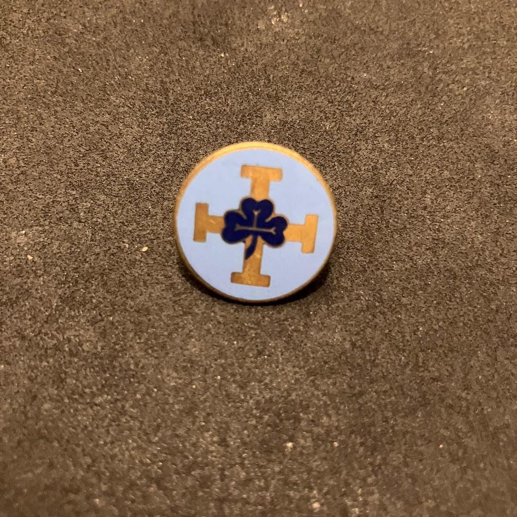 Oude vintage klaverblad das/sjaal ring?, Verzamelen, Scouting, Ophalen of Verzenden, Gebruikt, Pet, Hoed of Sjaal