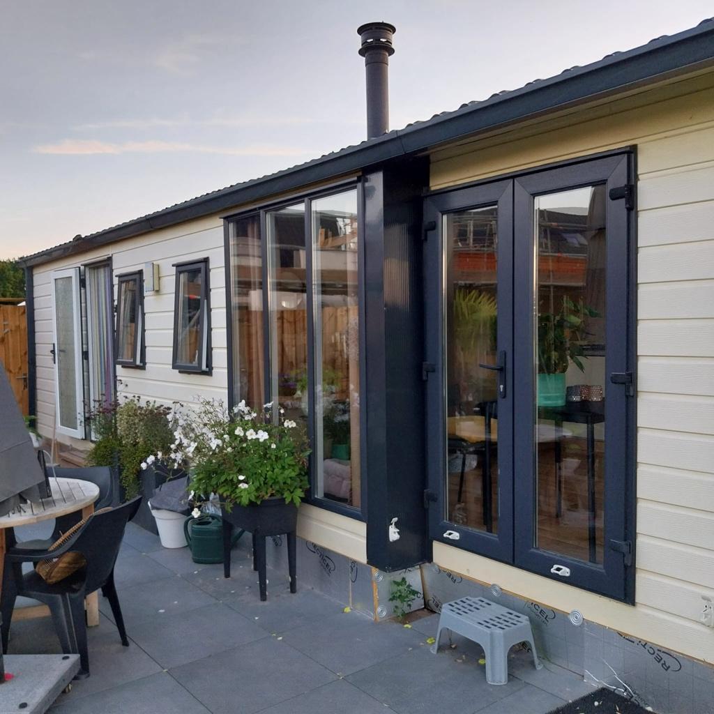 Chalet Maximus 11x4mtr thermopane beglazing 2 slk mantelzorg, Caravans en Kamperen, Stacaravans, Tot en met 6