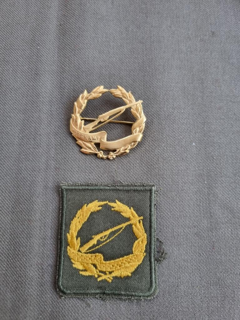 Speld en patch schietwedstrijden Harskamp (goud), Verzamelen, Ophalen of Verzenden, Landmacht, Nederland, Embleem of Badge