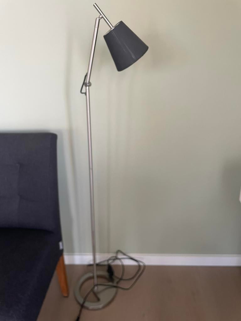 IKEA Staande lamp met zwarte kap, Huis en Inrichting, Ophalen, Gebruikt, Metaal, 100 tot 150 cm