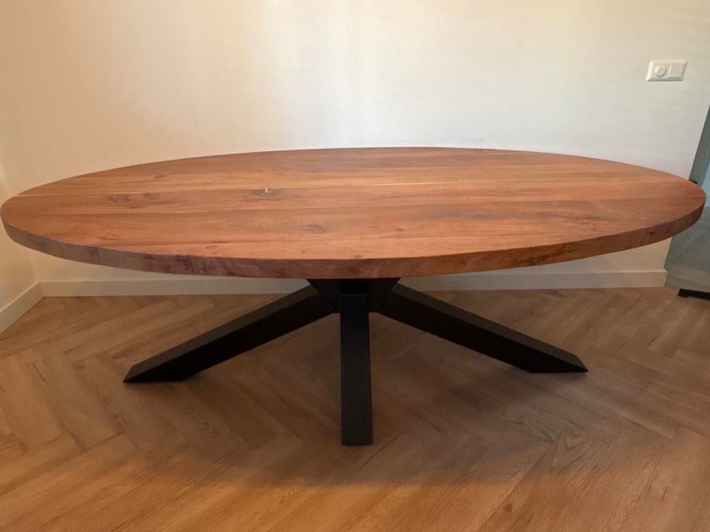 Acacia houten ovale tafel met metalen poot, Huis en Inrichting, Tafels | Eettafels, Ophalen, Gebruikt, 100 tot 150 cm, 200 cm of meer