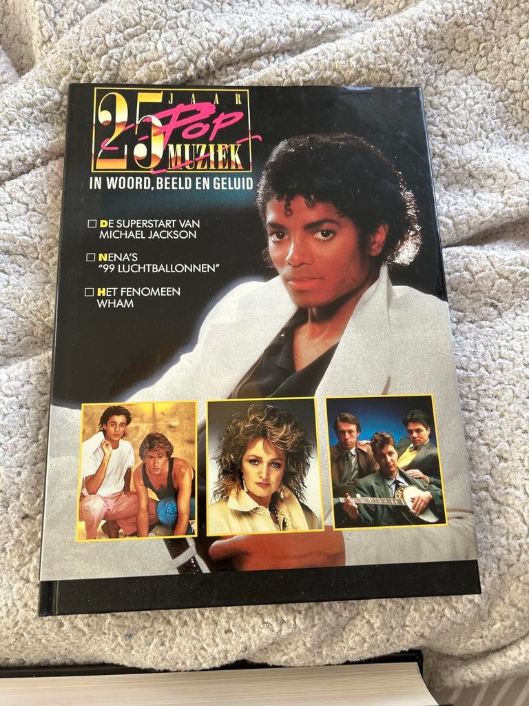 25 Jaar Pop Muziek Boek, Ophalen of Verzenden, Zo goed als nieuw