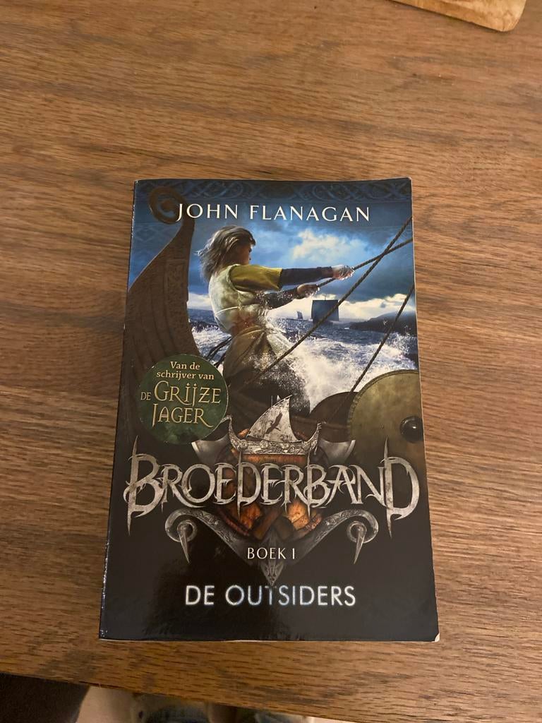 Broederband - De Outsiders (John Flanagan) deel 1, Ophalen of Verzenden, Zo goed als nieuw
