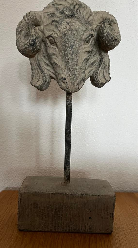 Betonnen Ram op Voetstuk - Stoer Decoratieobject, Ophalen of Verzenden