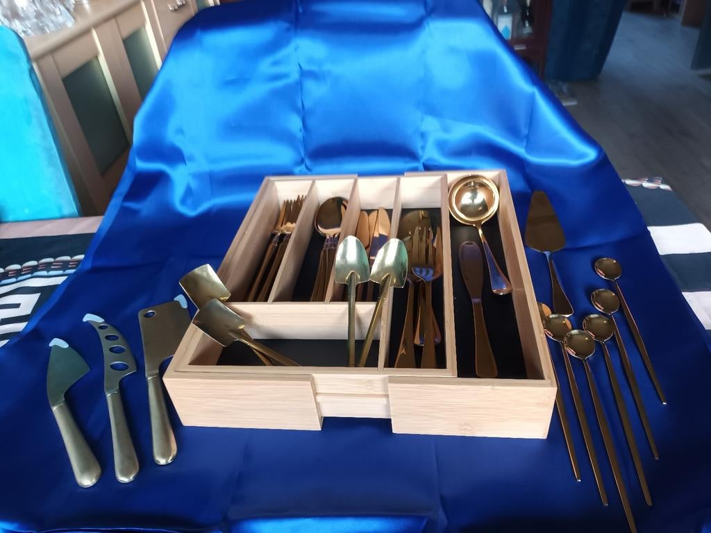 LAGERE PRIJS! Goudkleurig RVS Servies. Bijna 100 delig., Ophalen of Verzenden, Nieuw, Overige materialen, Overige stijlen