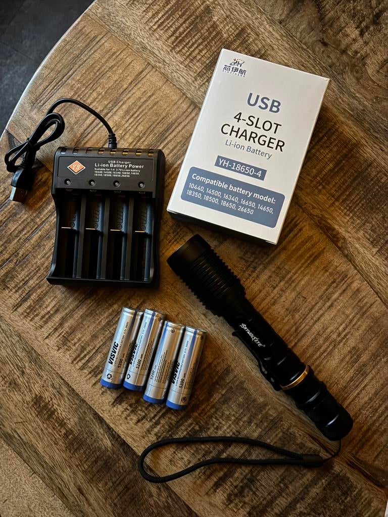 Skywolfeye Zaklamp met Oplader en Batterijen nieuw, Ophalen of Verzenden, Nieuw, Batterij